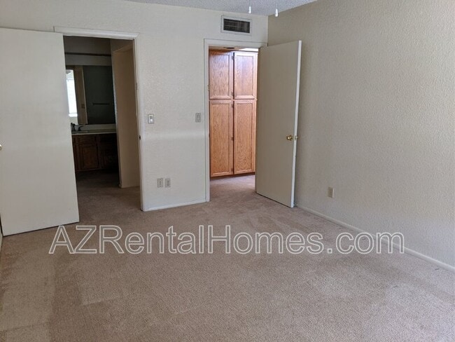 Building Photo - 609 E Mesquite Cir
