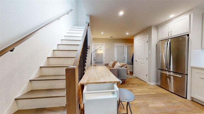 Building Photo - 1410 Hyde Park Blvd