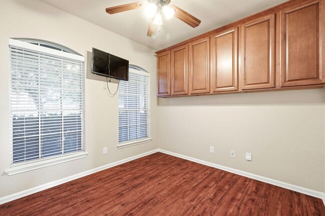 Building Photo - ***APPLICATION CURRENTLY UNDER REVIEW***Spacious Cul-de-sac home located close to Seaworld, Lackl...