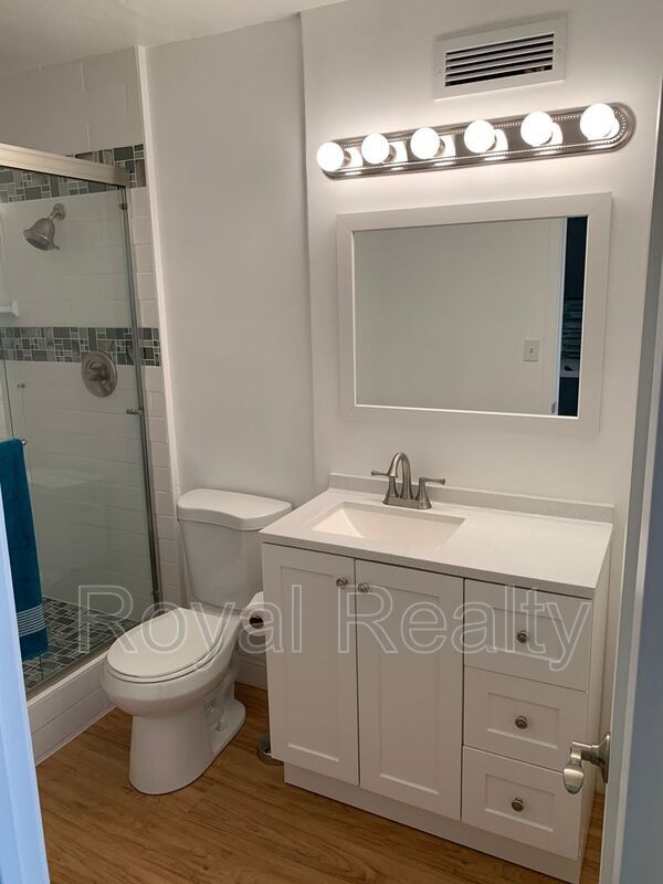 Building Photo - 425 Ena Rd