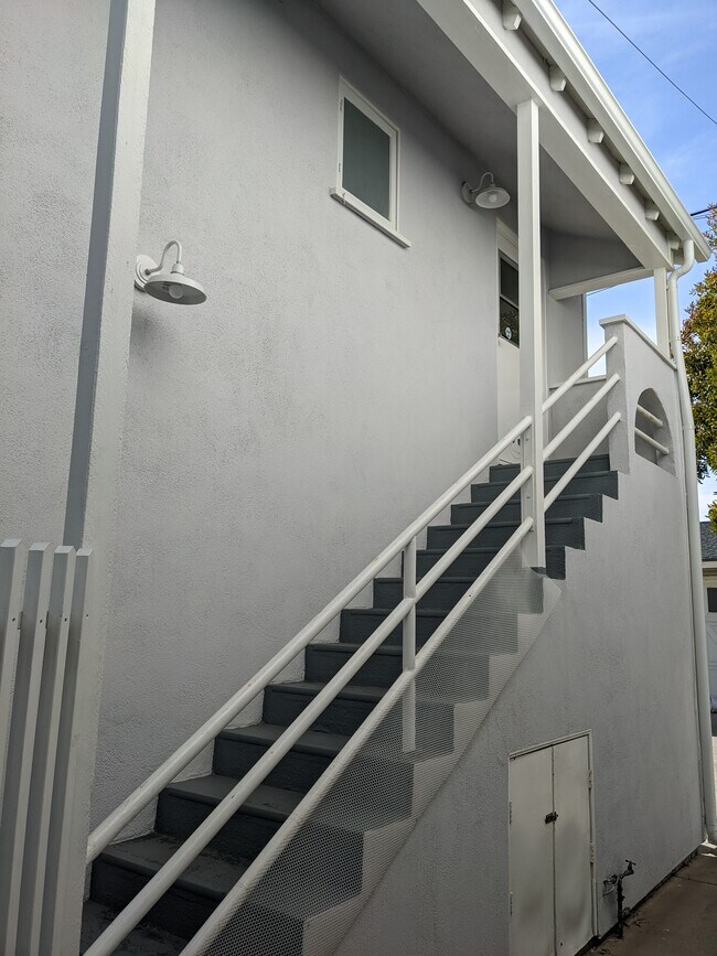 Building Photo - 411 Linnie Canal