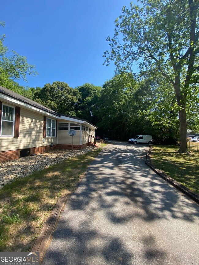 Building Photo - 122 Mandeville Ave