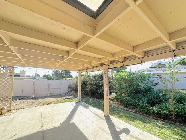 Building Photo - 3BD/2BA Single-Story Home in Huntington Beach