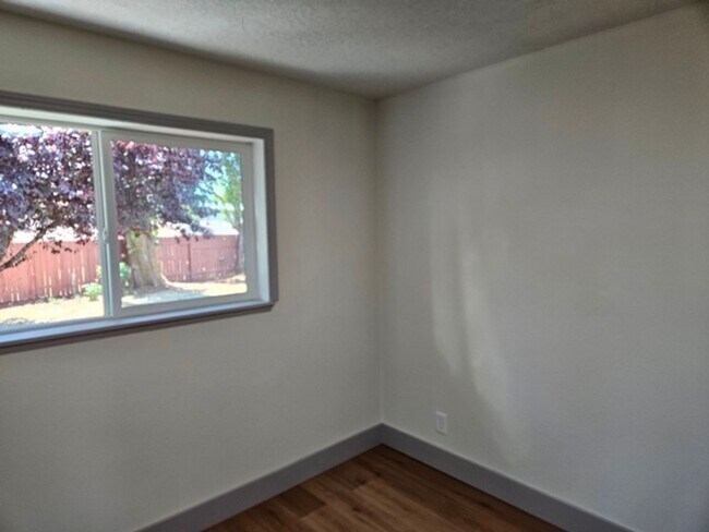 Building Photo - 3Bd/1.5Ba Single Story Home - For viewing!