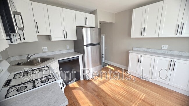 Building Photo - 14526 Russell Ave