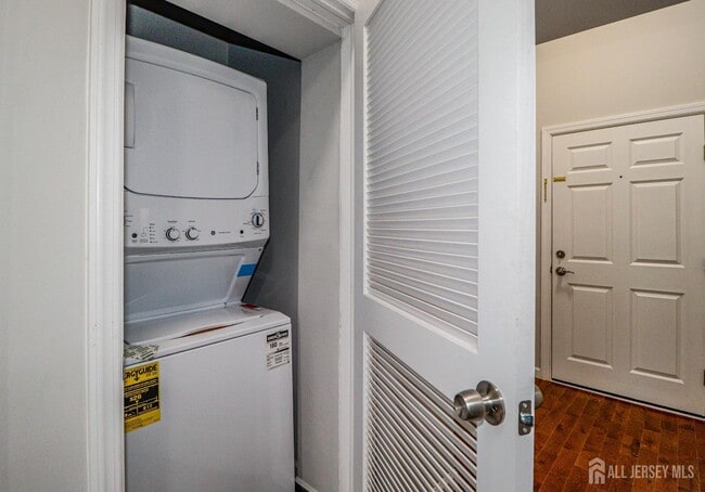 Building Photo - 33 Second St