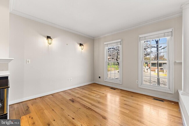 Building Photo - 211 W Hill St