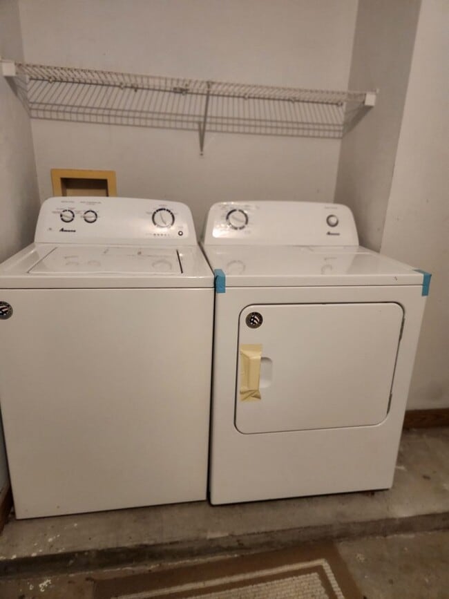 Building Photo - Move in Ready in NW Gainesville!