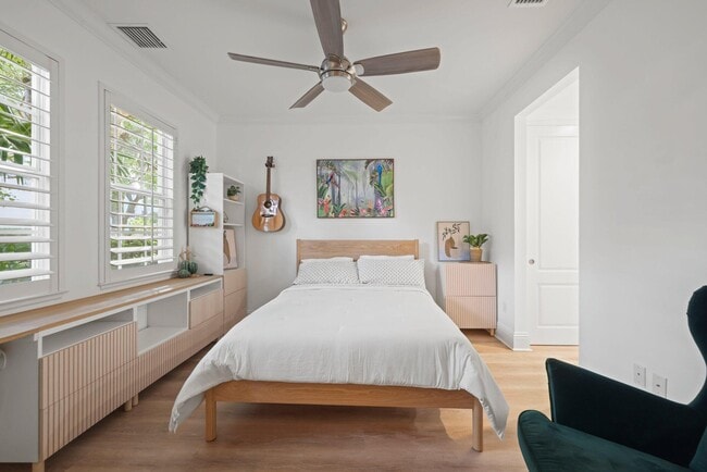 Building Photo - 285 SE 6th Ave