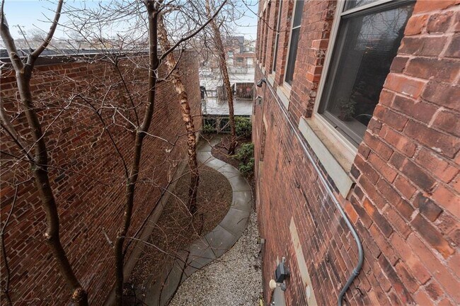 Building Photo - 755 Westminster St