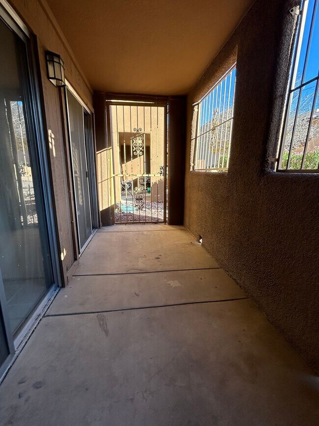 Building Photo - Casa Club Condominiums / Gorgeous 1 Bedroom Available!