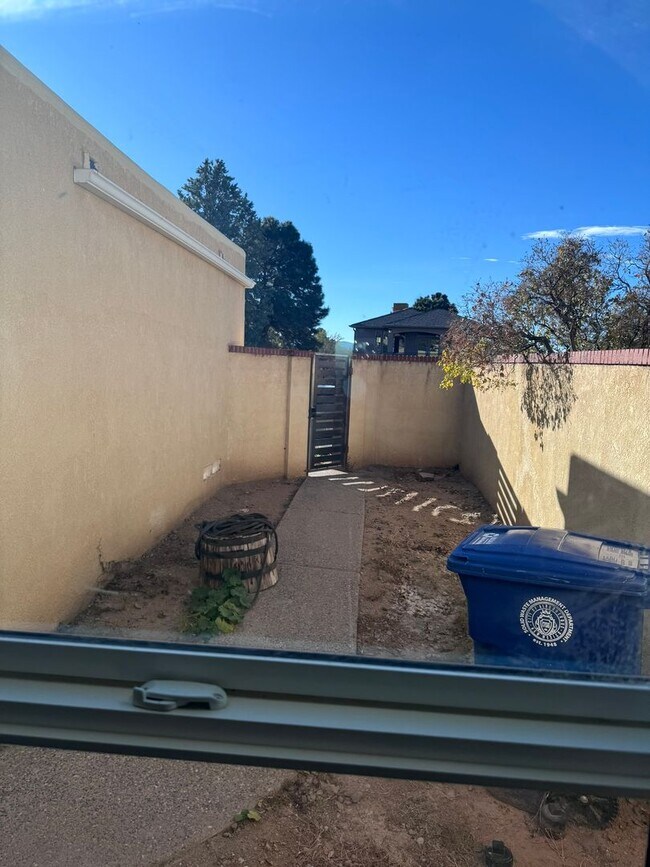 Building Photo - Foothills Townhouse 2 Bedroom 2 Bath with ...