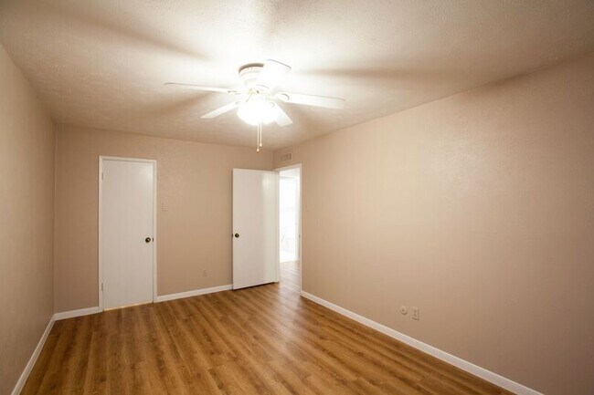 Building Photo - 921 Mossvine Dr