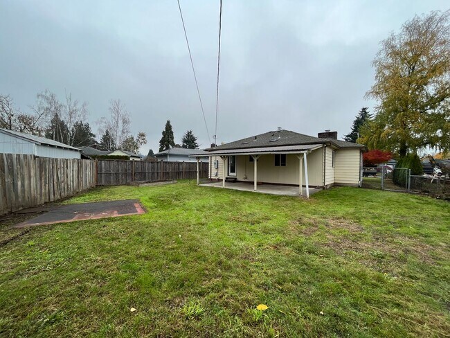 Building Photo - Charming 2 Bed 1 Ba House in Gladstone - Garage, Washer and Dryer, Landscaping Including!
