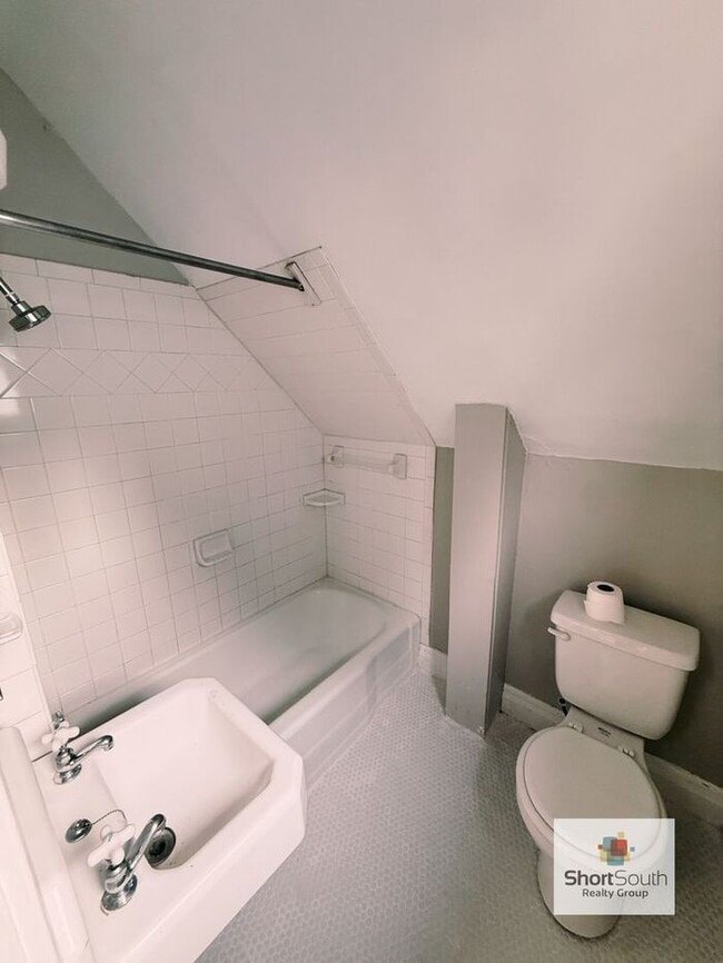 Building Photo - Updated 1 bed 1 bath upper unit townhome with basement and Laundry
