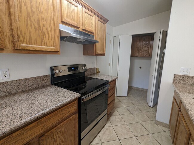 Building Photo - 2x2 duplex with a fenced yard, single-car ...
