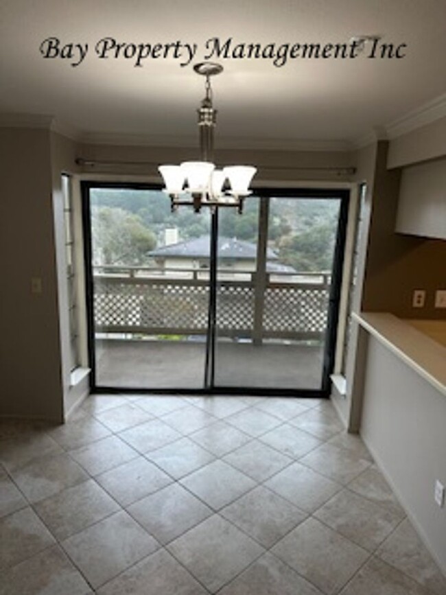 Building Photo - Rent Reduced! Beautiful Del Rey Oaks condo!