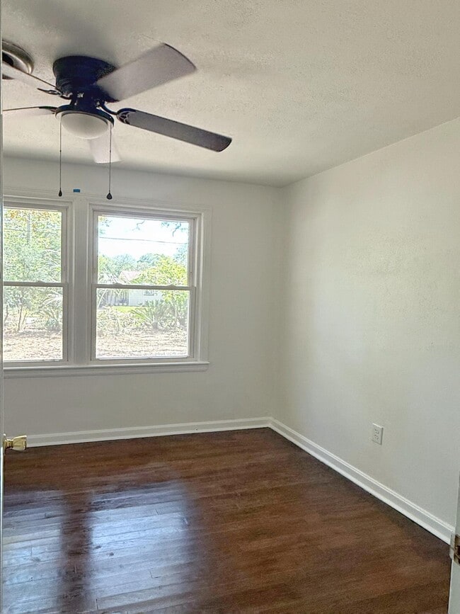 Building Photo - 244 Greenbrier Dr NE