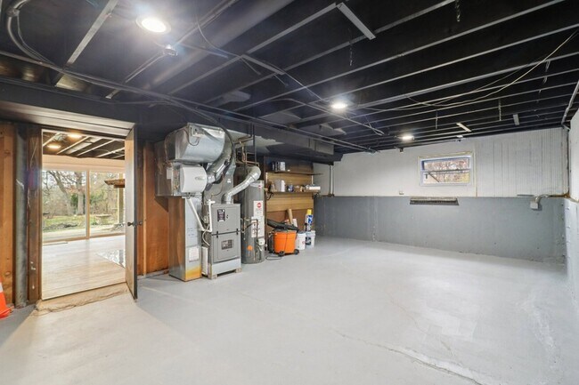 Building Photo - 23460 W N Lakewood Ln