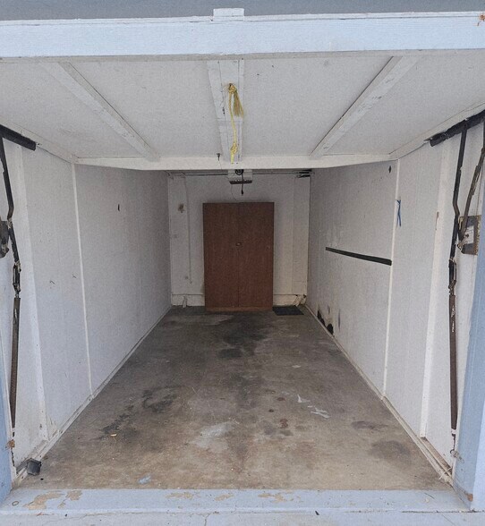 Spacious garage, great for storage, a 2nd car, motorcycle, kayak or surfboard. - 934 S Myers St