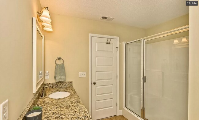 Building Photo - Gorgeous 3bd 3ba newer home in quiet neigh...