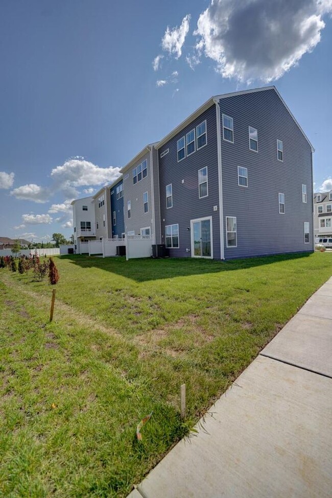 Building Photo - **Spacious 4-Bedroom Townhome in Middletow...