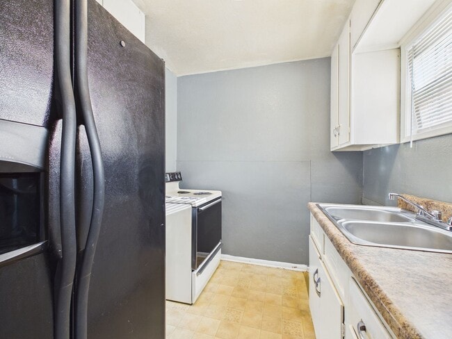 Building Photo - Charming rent ready duplex!