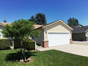 Building Photo - Broadmoore Estates!