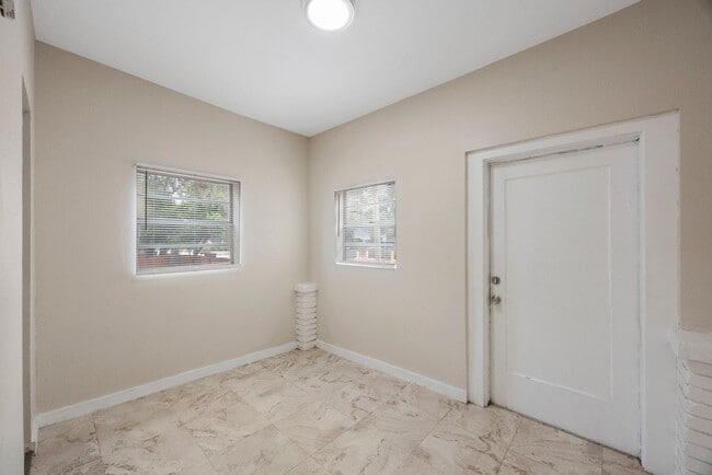 Building Photo - Large 3bdrm/1bath/+ bonus room ***Section ...
