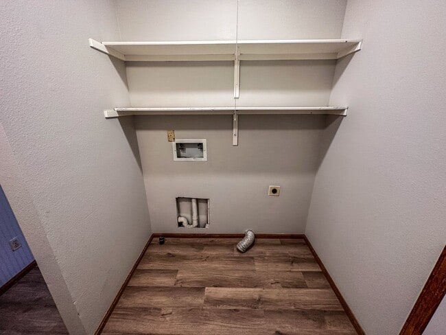 Building Photo - Large Updated 3-Bed 2-Bath Townhome w/ Gar...