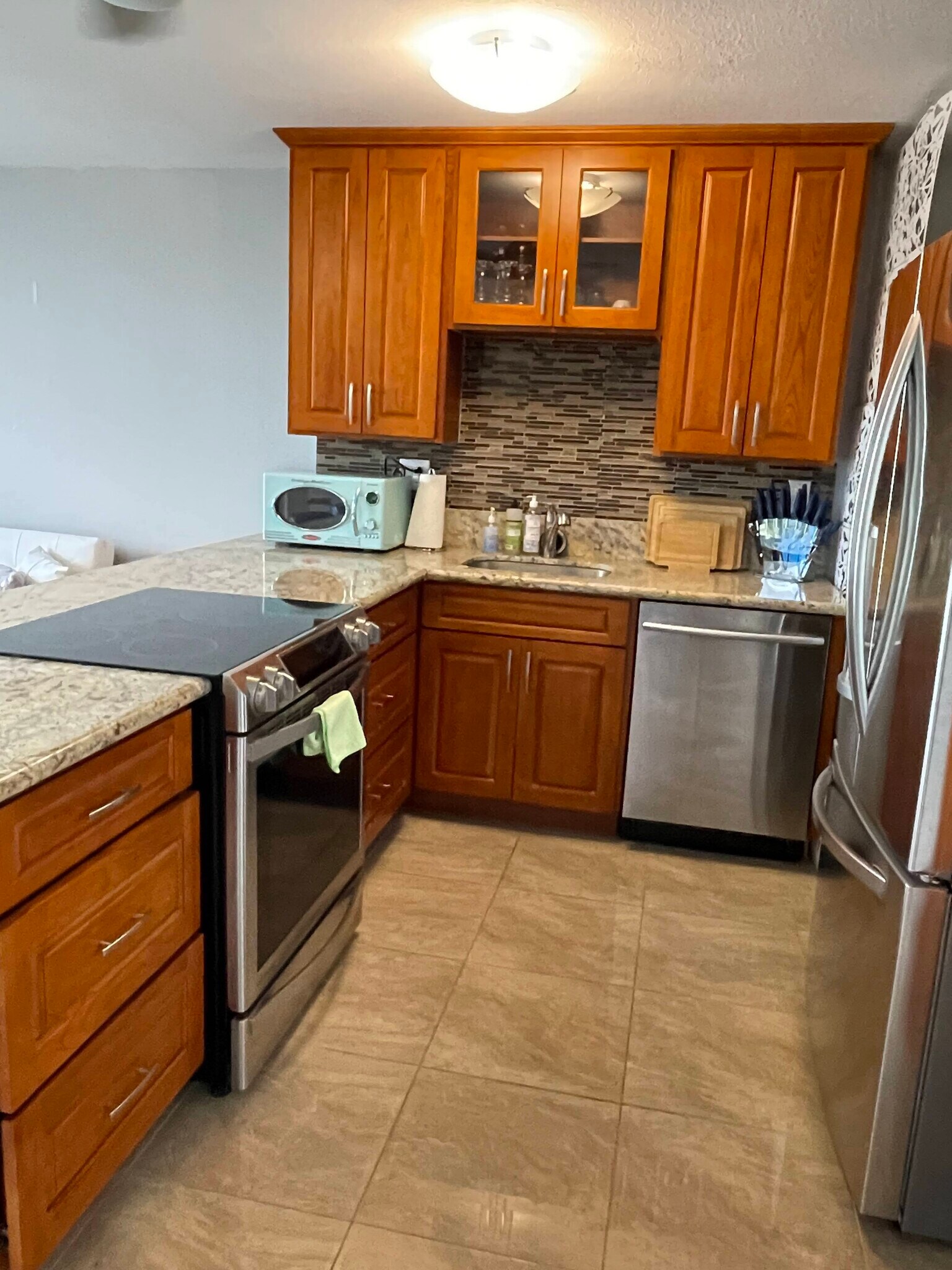 Kitchen - 320 Liliuokalani Ave