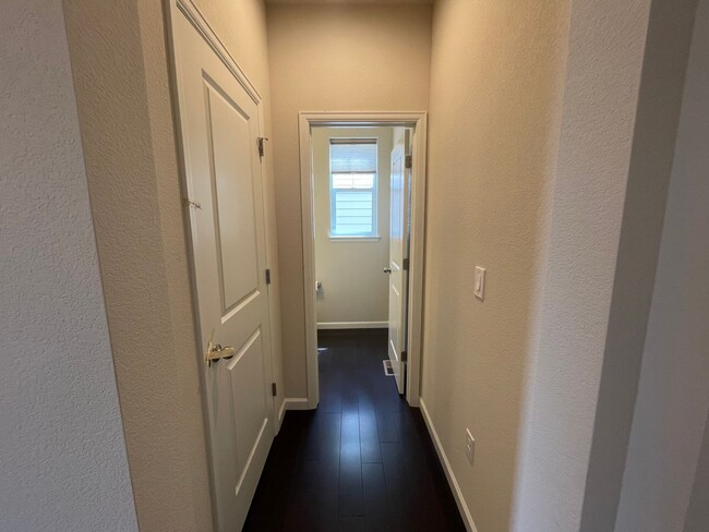 Building Photo - Luxurious 3 Bedroom 2.5 Bathroom House in ...