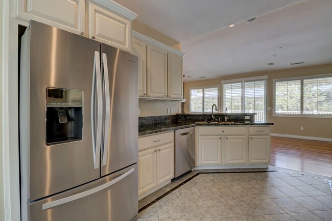 Building Photo - Incredible Home with Lake Views!