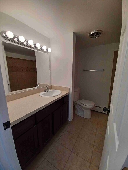 Building Photo - 1861 W 13 Mile Rd