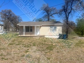 Building Photo - Cozy 2 Bedroom