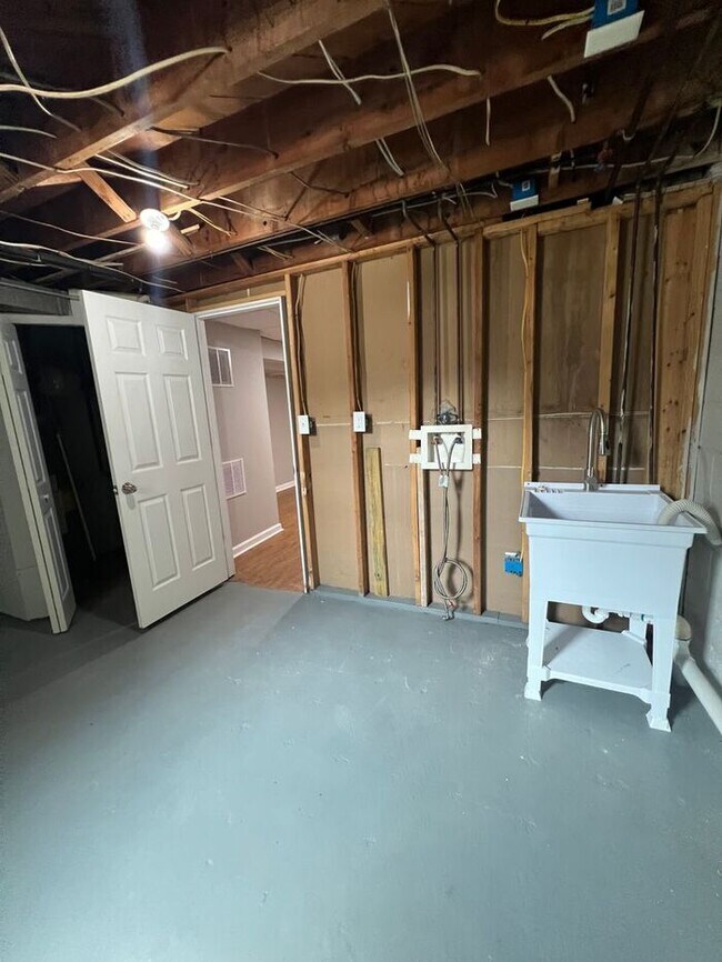 Building Photo - 3 Bedroom Townhome with Parking
