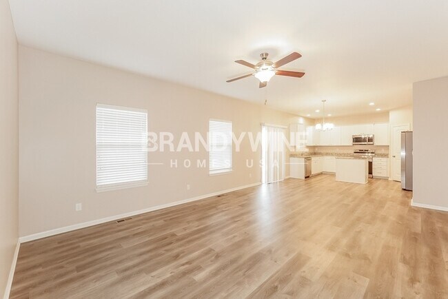 Building Photo - Apply Now! 4BED 3BATH