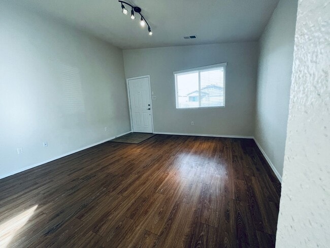 Building Photo - 3 bed 2 bath 1400 sq ft home