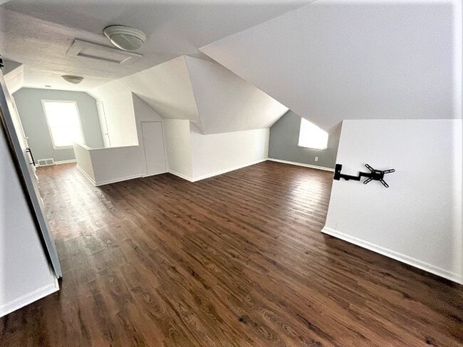 Building Photo - Nice! Spacious! 3 Bedroom Gem-Central Location