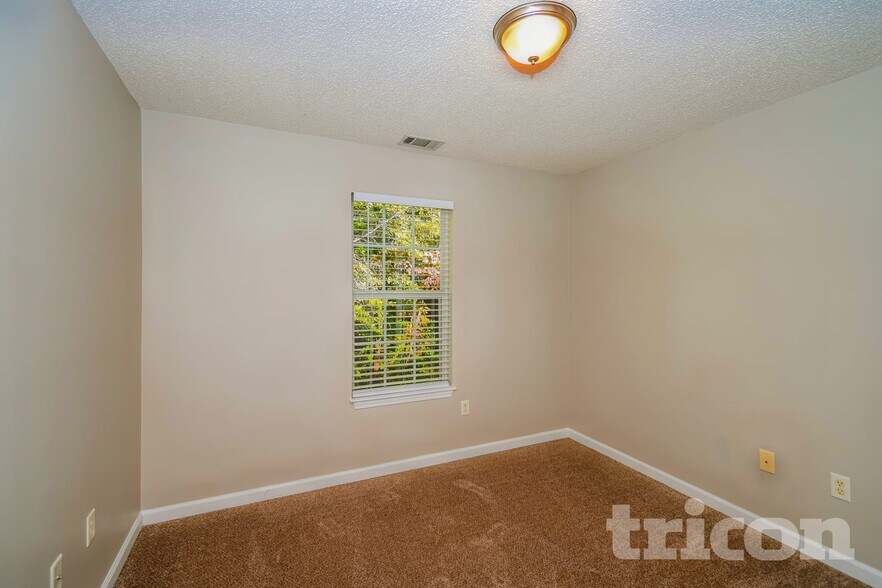 Building Photo - 665 Skyline Dr