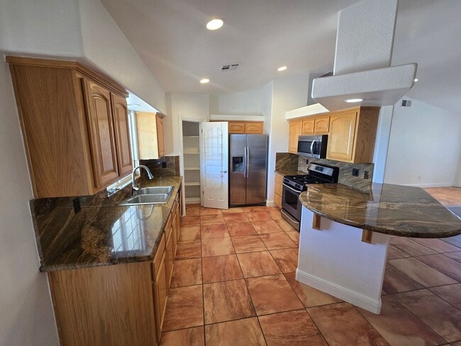 Building Photo - Beautiful, Huge 3 Bedroom in JT!!