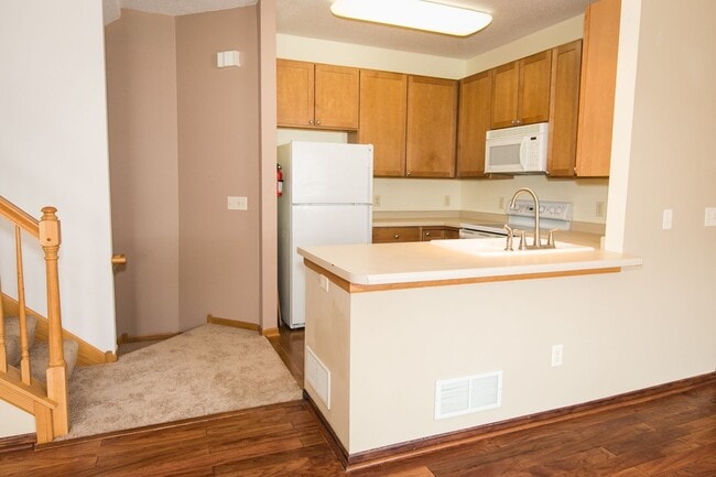 Building Photo - Beautiful 2 Bed/1.5 Bath townhome, with extra large open concept living space - Available Mar 1