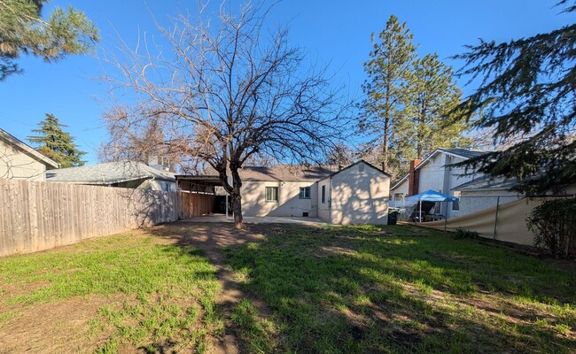 Building Photo - 3 Bedroom 1 Bath Near Redding Library