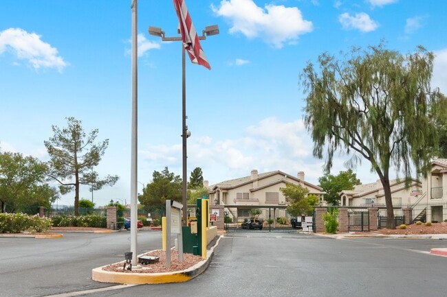 Building Photo - Beautiful 2 Bedroom Condo with Community P...