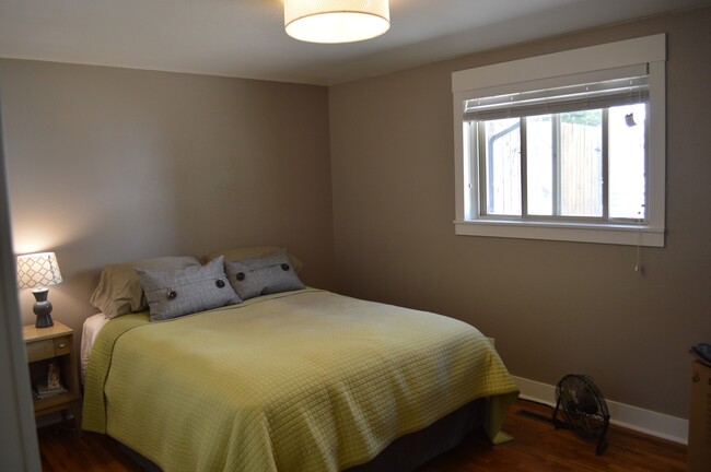 Building Photo - Remodeled 2 bed, 1 bath in the heart of Fo...