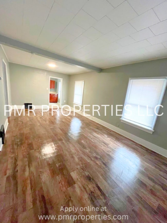 Building Photo - 2 Bedrooms / 1 Bathroom House