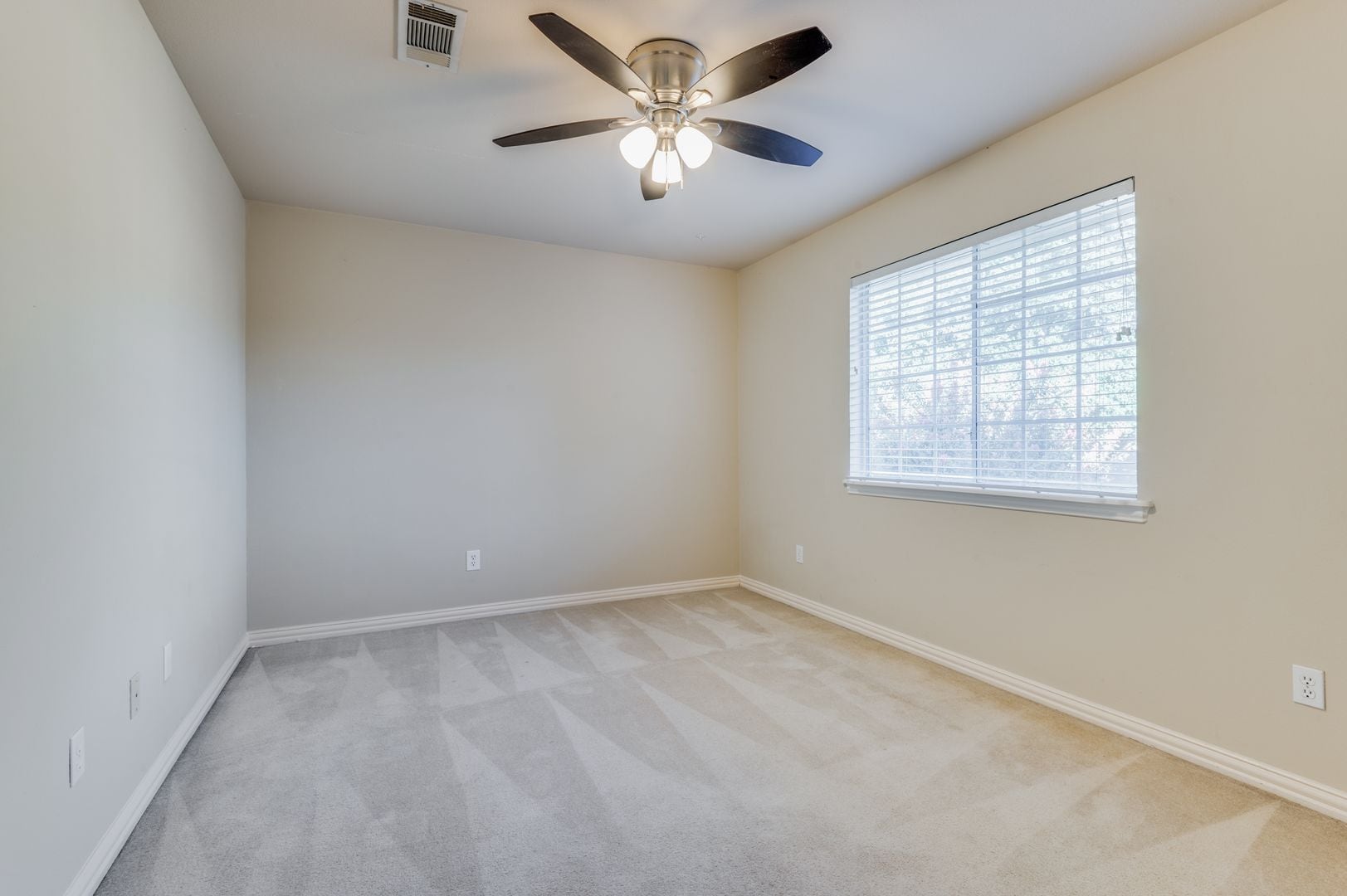 Building Photo - 3147 Waterside Dr