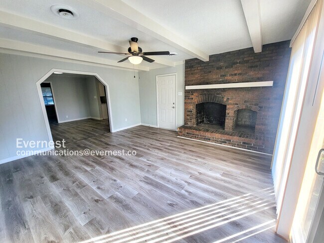 Building Photo - 8549 Southaven Cir W