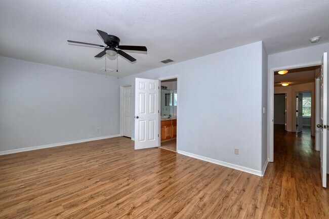 Building Photo - January Special offer 50% off First Month'...