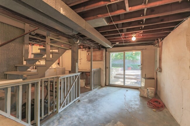 Building Photo - {4805}  Charming West Plaza Bungalow + Pri...